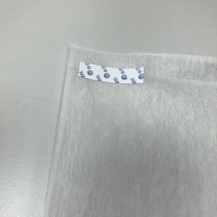 在滤网四角贴双面胶